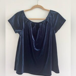 Gap XS Women’s navy velvet feel short sleeve top, NWT